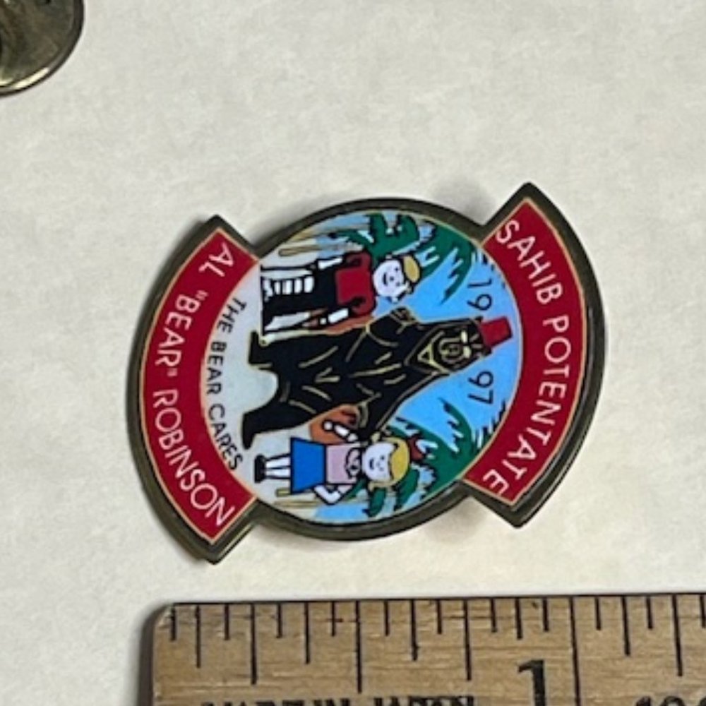 VTG 1997 Al "Bear" Robinson Potentate Sahib Shriners Lapel Hat Pin 1"x1.25" - Picture 6 of 6